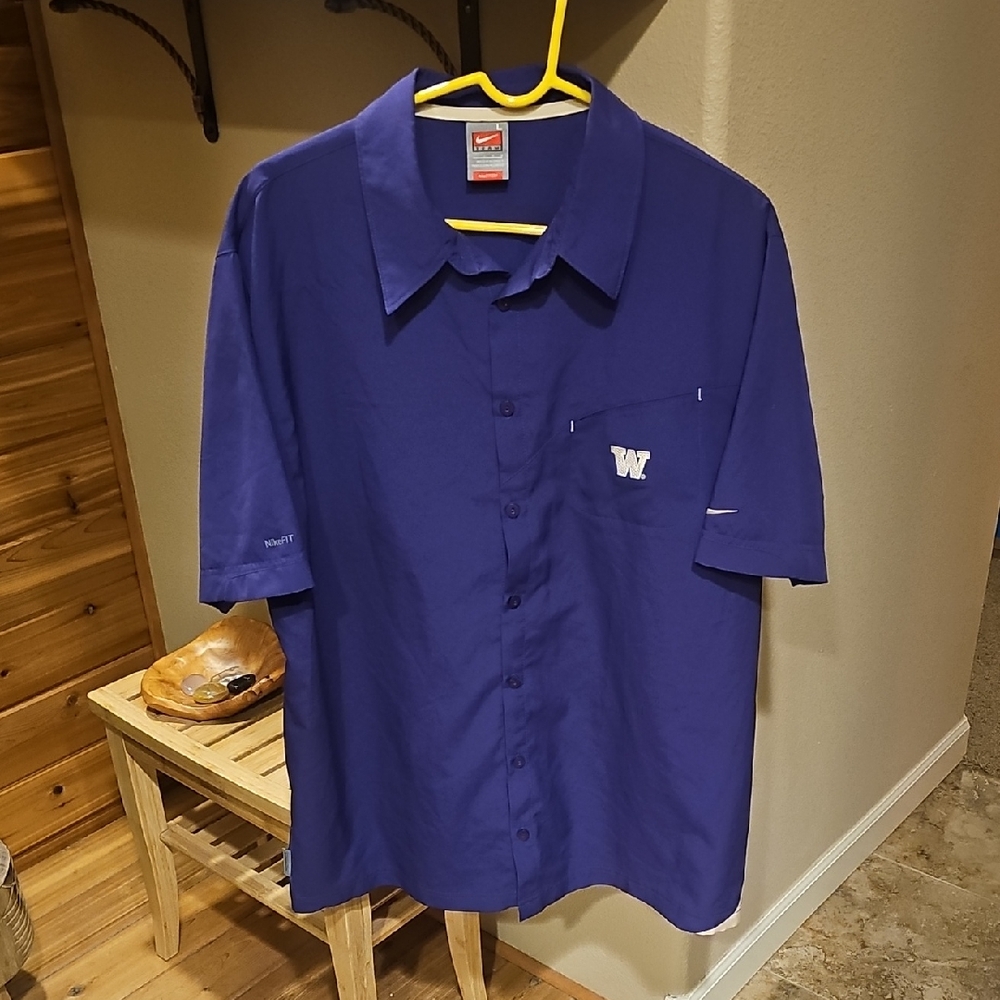 Mens Large Nike Embroidered Washington Huskies Full Button Shirt. Excellent Cond